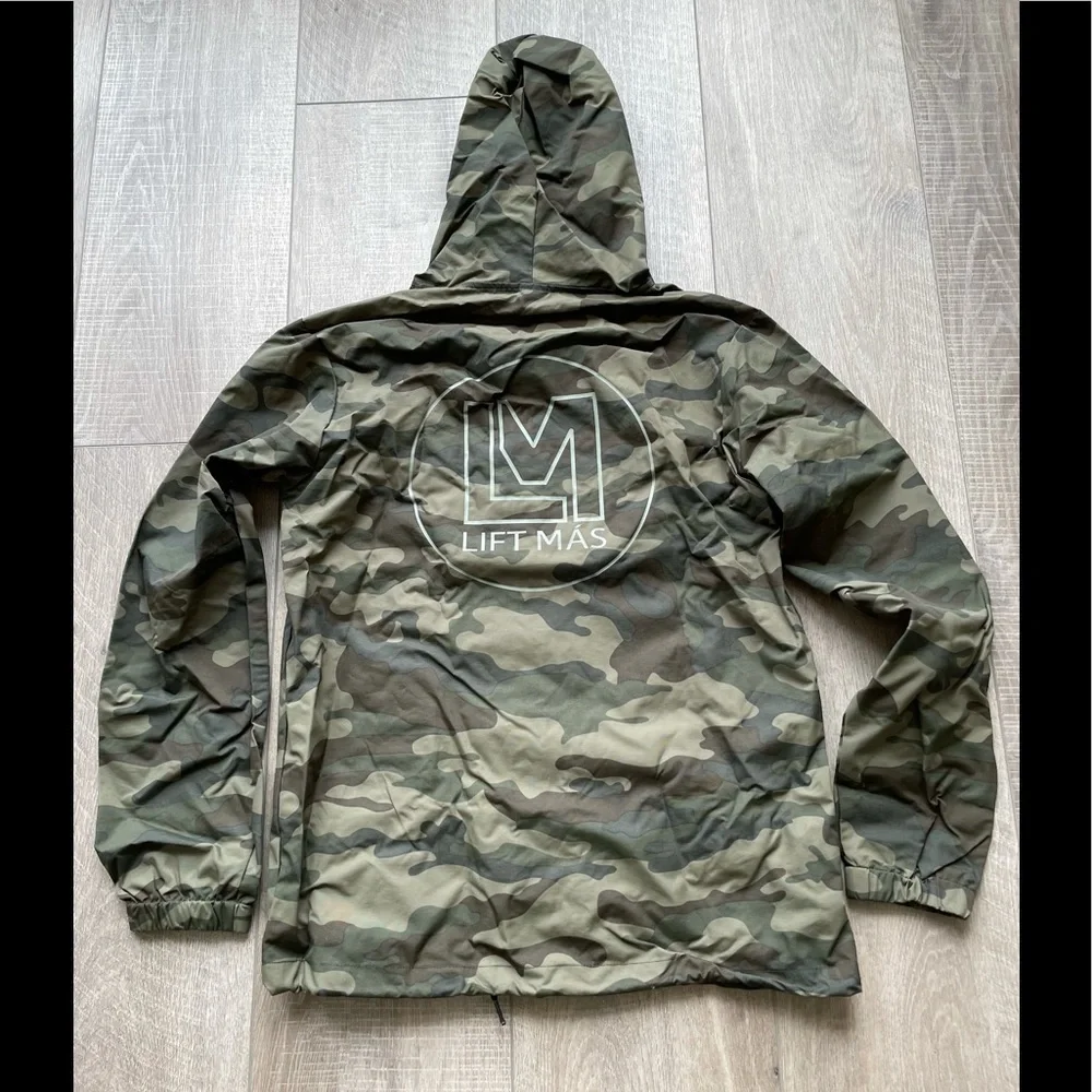 Lift Más Coach's Jacket in Camo